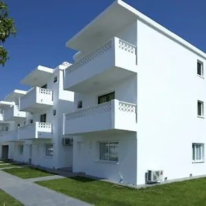 https://so-shiny-apts.hotelsatayianapa.com